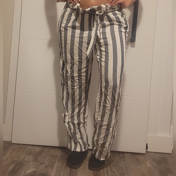 Used American Eagle Grey and White pinstripe wide Legs size Medium - Picture 2 of 4